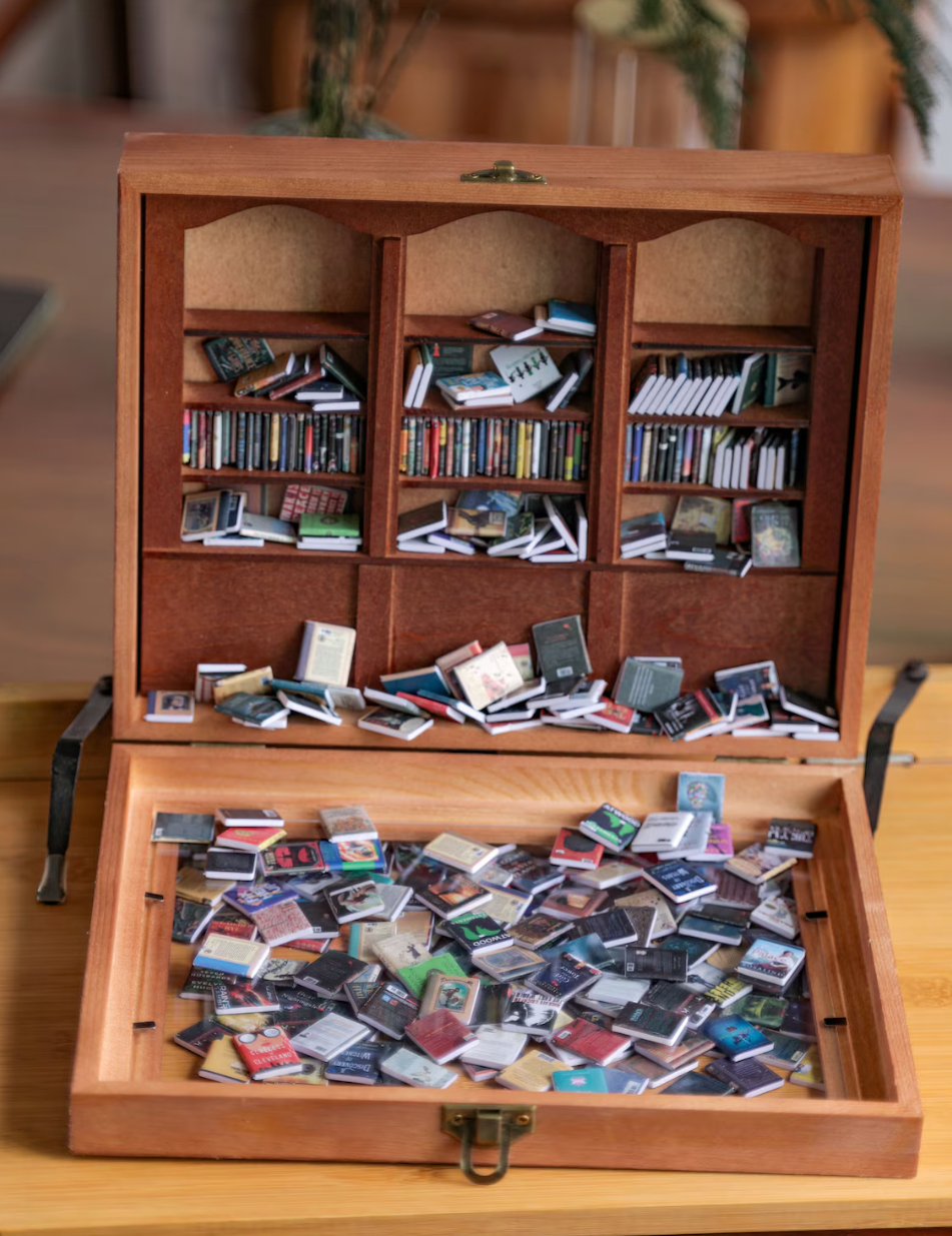 Miniature bogreol med 400 bøger